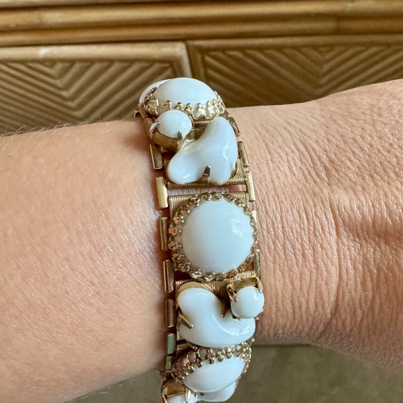 Vintage milk glass bracelet - Picture 2 of 6